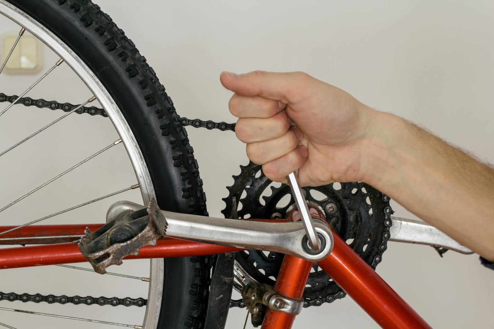 Como tirar o pedal de bicicleta?