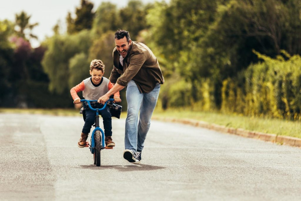 Como ensinar uma crianca a andar de bicicleta em 30 minutos 1